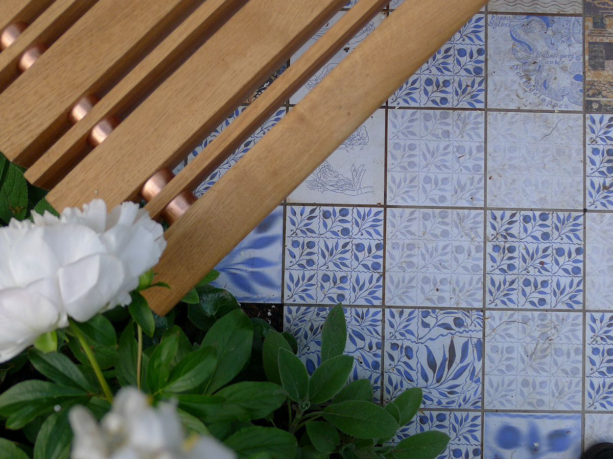 Specially created ceramic tiles start out with a William Morris pattern which gradually disintegrates and becomes chaotic